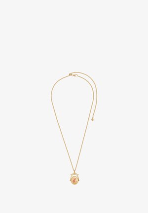 Zlatý náhrdelník s retiazkou, ktorý obsahuje okrúhly prívesok. Prívesok je podrobný s červeným písmom "E" na textúrovanom zlatom pozadí.