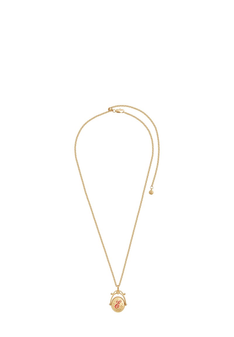 Zlatý náhrdelník s retiazkou, ktorý obsahuje okrúhly prívesok. Prívesok je podrobný s červeným písmom "E" na textúrovanom zlatom pozadí.