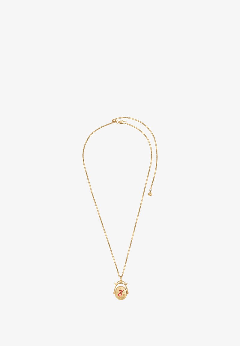 Zlatý náhrdelník s retiazkou, ktorý obsahuje okrúhly prívesok. Prívesok je podrobný s červeným písmom "E" na textúrovanom zlatom pozadí.