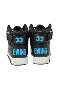Černé vysoké tenisky s modrými akcenty, na kterých je tučně vytištěné číslo "33" a nápis "EWING". Vyrobené z hladké kůže se strukturovanou podrážkou.