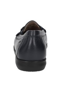 Marineblaue Lederschuhe mit abgerundetem Absatz, gepolstertem Fußbett und schwarzer Gummisohle. Minimale Nähdetails entlang der Nähte. Keine sichtbaren Beschläge.