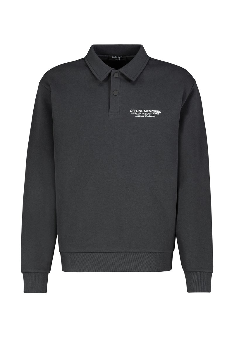 Dunkelgraues, langärmeliges Polohemd mit Kragen, ausgestattet mit einer Knopfleiste mit zwei Knöpfen und dem weißen Schriftzug "OFFLINE MEMORIES" auf der linken Brust.