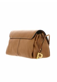 Braune Leder-Clutch mit Umschlagklappe, das ein goldenes Detail und eine geschwungene Silhouette aufweist. Glatte Textur mit Ziernähten.