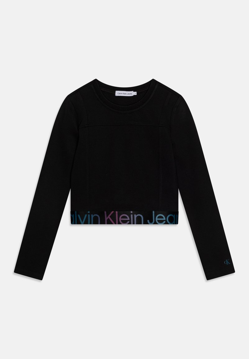 Mustapohjainen lyhythiha, pitkähiha toppi, joka on valmistettu pehmeästä kankaasta. Siinä on värikäs "Calvin Klein Jeans" -logonauha helman kohdalla ja pyöreä kaula-aukko.