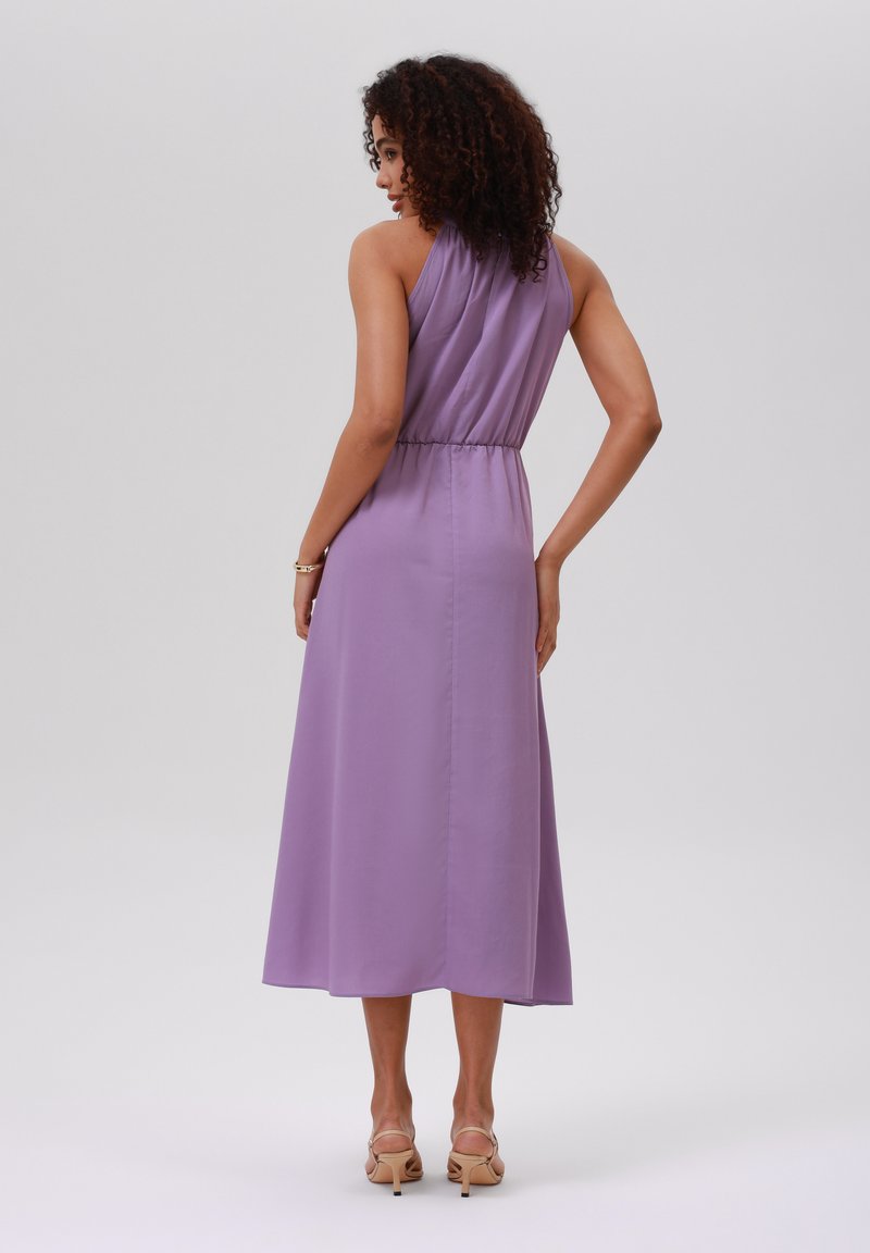Paarse mouwloze jurk met een geplooide taille, vloeiende midi-lengte rok, een gladde textuur en een subtiele glans op de stof. Achteraanzicht weergegeven.