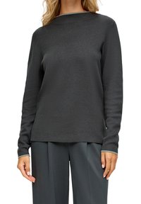 Pull long gris foncé avec manches longues et encolure ronde, à la finition texturée, doté d'accents vert clair sur les poignets et l'ourlet.