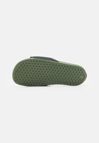 Vans LA COSTA SLIDE ON UNISEX - Iešļūcenes - black/olivine