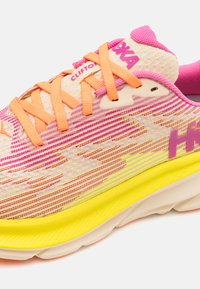 HOKA CLIFTON YOUTH UNISEX - Joggesko - fuchsia/vanilla