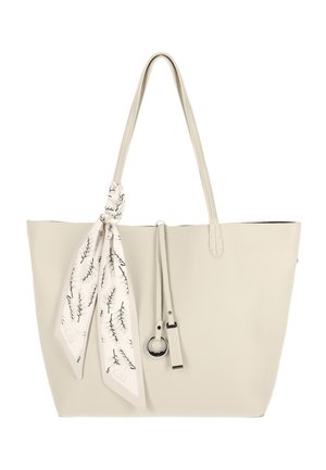 Cremefarvet lædertaske med lange håndtag, et bundet hvidt tørklæde med sorte bladmønstre og en dekorativ metalløsning med læderremme.