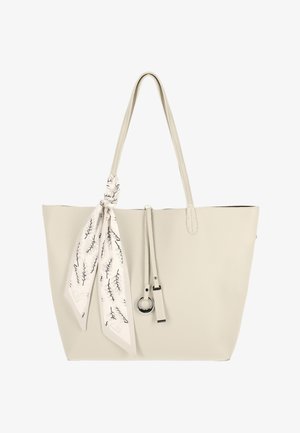 Cremefarvet lædertaske med lange håndtag, et bundet hvidt tørklæde med sorte bladmønstre og en dekorativ metalløsning med læderremme.