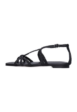 Sort flad sandal med flettede remme, ankelspænde og åben tådesign.