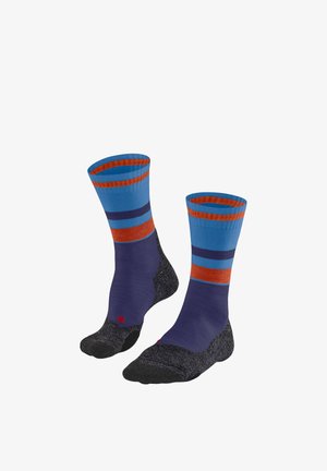 Paire de chaussettes de sport mi-mollet avec des rayures bleu, orange et violet foncé, des semelles noires renforcées et des marqueurs gauche/droite rouges.