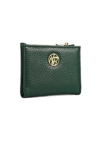 Portafoglio in pelle verde con una finitura testurizzata, dotato di un logo dorato e di un compartimento con zip. Forma rettangolare compatta con cuciture minime.