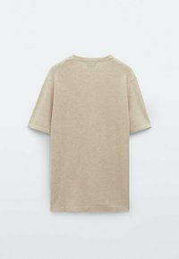 Beige short-sleeve t-shirt made of cotton blend fabric, featuring a plain texture and round neckline, with a seamless design on the shoulders.