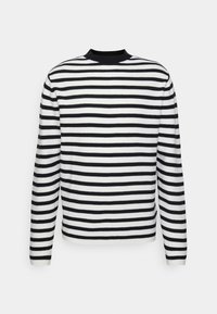 Pruhovaný svetr v černé a bílé barvě, pletená látka, dlouhé rukávy, kulatý výstřih, horizontální pruhy stejné šířky, hladká textura.