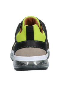 Rückansicht eines Sneakers mit einem schwarzen Mesh-Obermaterial, leuchtend grünen Akzenten, grauem Wildleder-Fersenbereich und einer transparenten Luftpolster-Sohle.