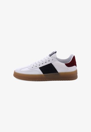 Weißer Sneaker mit schwarzen und burgunderfarbenen Akzenten, aus Leder und Wildleder gefertigt, runde Zehenform, weiße Schnürsenkel und eine Sohle aus Gummi.