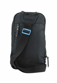 Borsa a tracolla nera in tessuto, con una sola cinghia regolabile, chiusura con zip e dettagli in metallo blu. Presenta un design essenziale.
