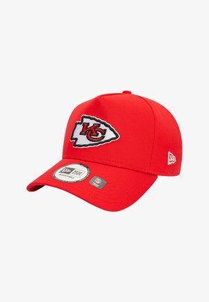 Sarkans beisbola cepure ar regulējamu aizmuguri, kurai priekšā un sānos ir izšūts balts un melns Kanzasitijas Chiefs logo.