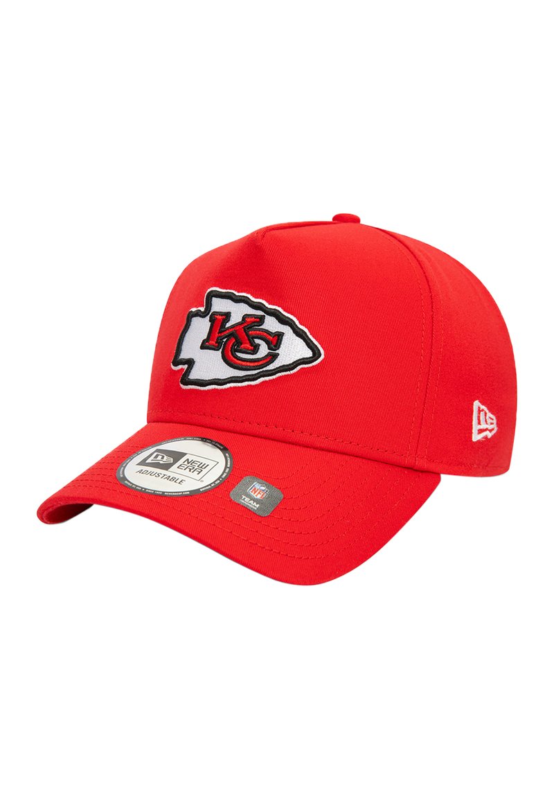 Punainen baseball-lippis, jossa on säädettävä takapuoli, ja etu- ja sivupuolella on brodeerattu valkoinen ja musta Kansas City Chiefsin logo.
