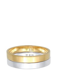 Dos anillos entrelazados, uno dorado y otro plateado, marcados con "925". Los bordes suaves y redondeados y un acabado pulido realzan su diseño elegante.