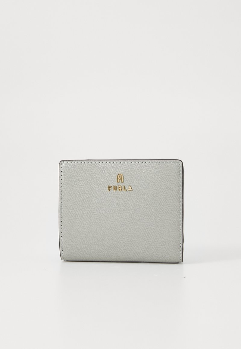 Portafoglio in pelle grigia con superficie texturizzata e logo Furla dorato. Design compatto con bordi netti e cuciture a contrasto.
