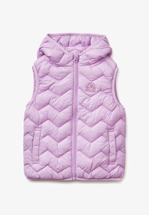 Lila mouwloze gewatteerde bodywarmer met capuchon, ritssluiting aan de voorkant, zijzakken en een klein geborduurd logo op de linkerborst.
