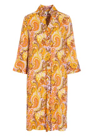 Robe chemise à manches longues avec col pointu, présentant un motif floral et cachemire aux couleurs orange, jaune et marron.