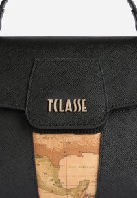 Zwarte getextureerde handtas met een gouden logo en een voorpaneel met een vintage kaartontwerp, met tinten beige en bruin.