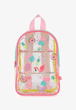 Priehľadný batoh s ružovým lemovaním, ozdobený farebnými konfeti, ananásmi, plameniakmi, šiškami, mušľami, listami a motýľom.