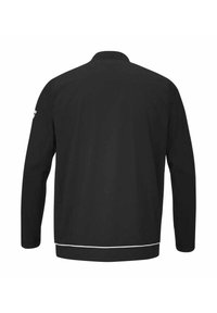 Chaqueta negra de manga larga y cuello alto, con costuras de acento blancas en el dobladillo inferior y un logotipo en la manga izquierda.