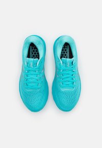 Paire de chaussures de running turquoise avec lacets, tige en mesh respirant et semelles intérieures noires à motif hexagonal, vues de dessus sur fond blanc.