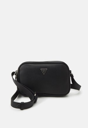 Sac bandoulière rectangulaire noir avec bandoulière réglable et logo Guess argenté à l'avant, présenté sur un fond blanc uni.