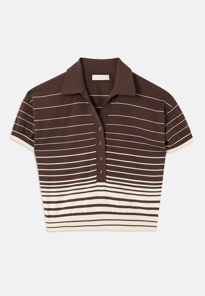 Brązowa i kremowa koszulka polo w paski, z krótkimi rękawami, kołnierzykiem i pięcioma guzikami. Miękki materiał z detalami ściągacza na dole i przy rękawach.