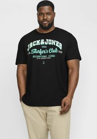 Schwarzes Baumwoll-T-Shirt mit weißem und türkisfarbenem grafischem Text "JACK&JONES Surfer's Club 1990" auf der Vorderseite, mit Rundhalsausschnitt und kurzen Ärmeln.