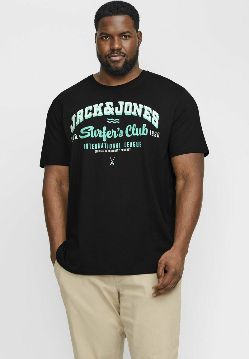 Juodas medvilninis marškinėliai su baltais ir turkio spalvos grafikos tekstu "JACK&JONES Surfer's Club 1990" priekyje, su apvaliu iškirpimu ir trumpomis rankovėmis.