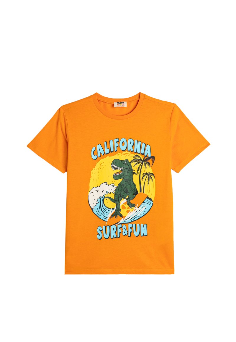 Oranssi puuvillapaita, jossa on dinosauruksen grafiikka, palmupuita, aaltoja ja teksti "CALIFORNIA SURF & FUN" sinisessä ja mustassa.