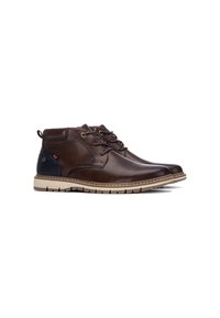 Botines de cuero marrón con suelas de goma beige, diseño de cordones, ojales dorados y un acento azul en el tacón.
