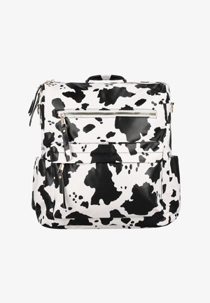 Tehénbőr mintás hátizsák tartós anyagból, cipzáras elülső zsebbel, arany fém részletekkel és állítható pántokkal.