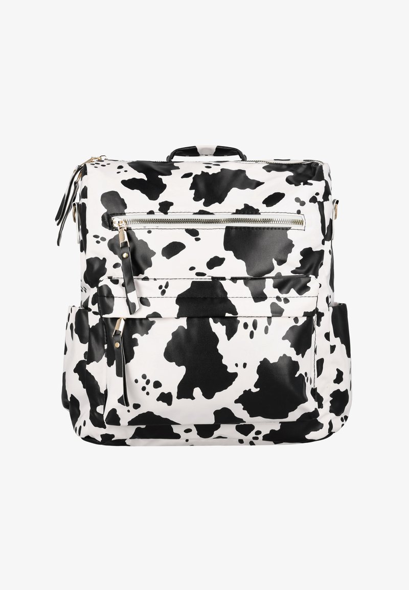 Tehénbőr mintás hátizsák tartós anyagból, cipzáras elülső zsebbel, arany fém részletekkel és állítható pántokkal.