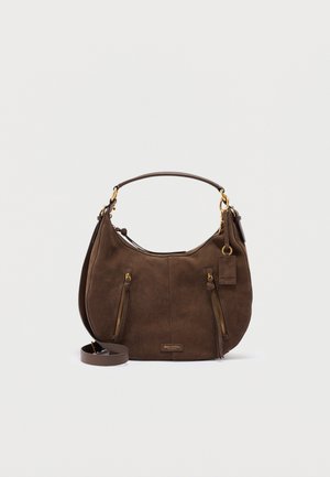 Sac à main hobo en daim marron avec deux poches avant zippées, ferrures dorées, poignée supérieure, bandoulière amovible et une petite étiquette de marque rectangulaire.