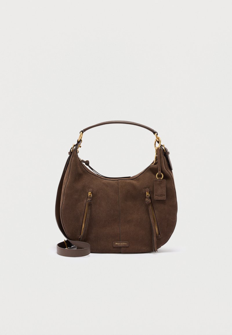 Καφέ σουέντ τσάντα χόμπο με διπλές μπροστινές τσέπες με φερμουάρ, χρυσά μεταλλικά στοιχεία, πάνω λαβή, αποσπώμενο ιμάντα ώμου και μικρή ορθογώνια ετικέτα με το λογότυπο.