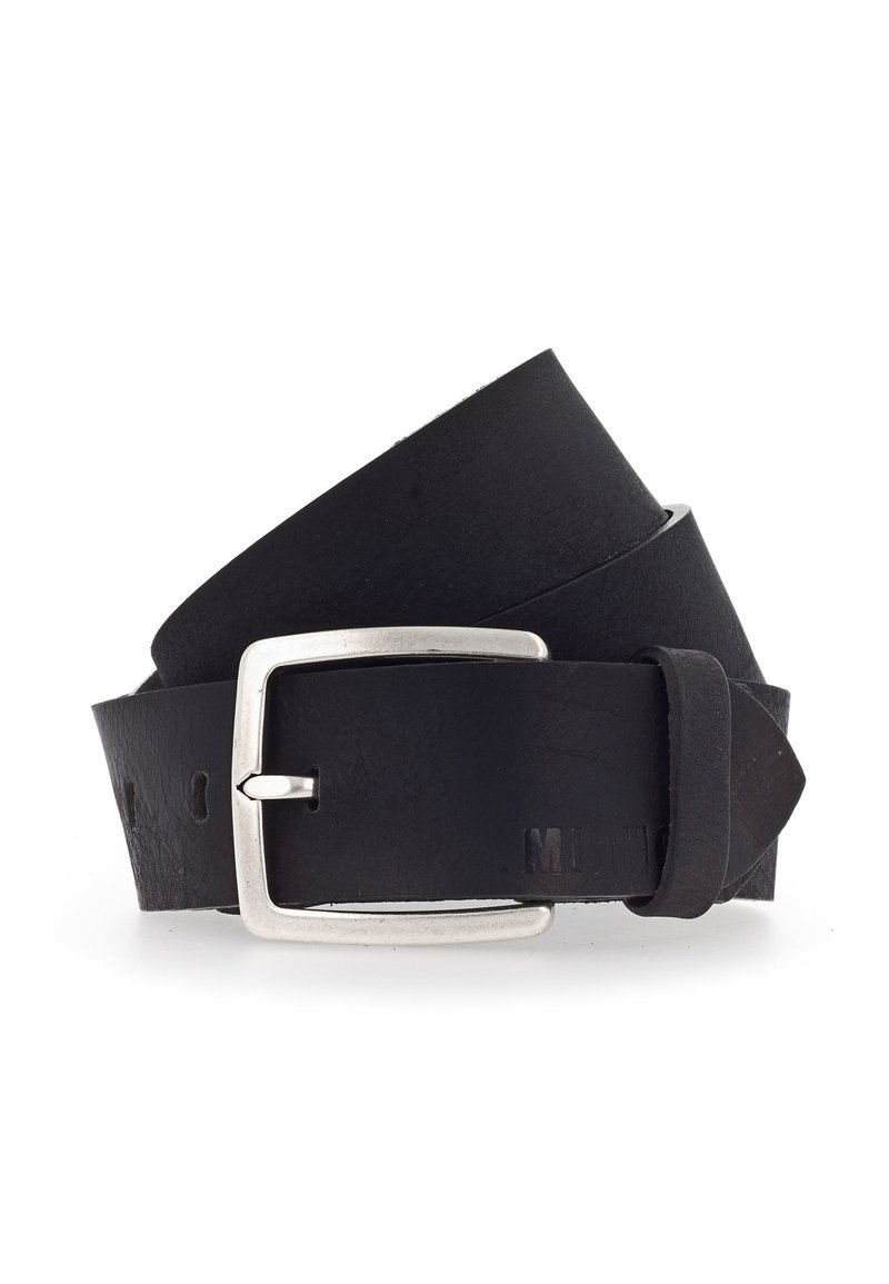 Czarny skórzany pasek z kwadratową srebrną klamrą. Tekstura jest gładka z matowym wykończeniem. Pasek ma kilka otworów do regulacji.