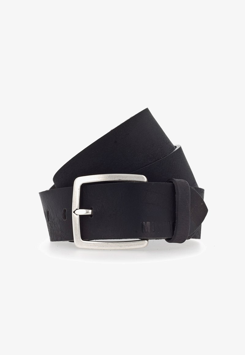 Czarny skórzany pasek z kwadratową srebrną klamrą. Tekstura jest gładka z matowym wykończeniem. Pasek ma kilka otworów do regulacji.