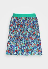 Falda plisada floral con una cinturilla color turquesa; presenta patrones vibrantes en rojo, púrpura y azul sobre un fondo verde.