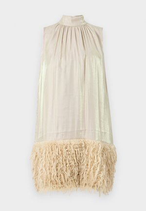 Vestido sin mangas con un cuello alto. Tela beige clara en la parte superior, con textura brillante. El dobladillo inferior tiene un fleco esponjoso de color crema.