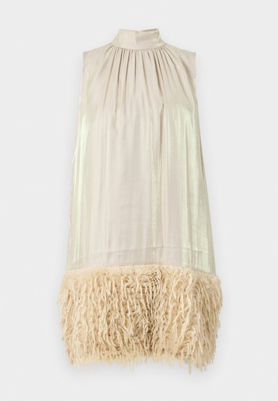 Robe sans manches avec un col haut. Tissu beige clair en haut, texture brillante. L'ourlet inférieur présente une frange duveteuse de couleur crème.
