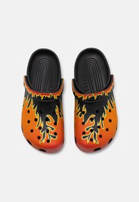 Narancssárga és fekete klumpák lángmintával. Szintetikus anyagb�ól készült, szellőzőnyílásokkal és tapadásos, texturált talppal rendelkezik.