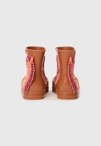Bottes en caoutchouc imperméables marron avec des motifs animaux vifs, y compris des accents colorés et des détails texturés sur les côtés. Semelles plates.