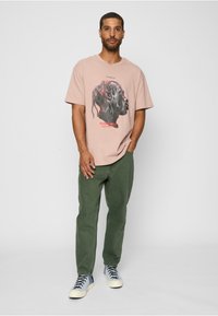 Upscale by Mister Tee FLYING HIGH OVERSIZE FLYING HIGH OVERS - T-Shirt print - duskrose